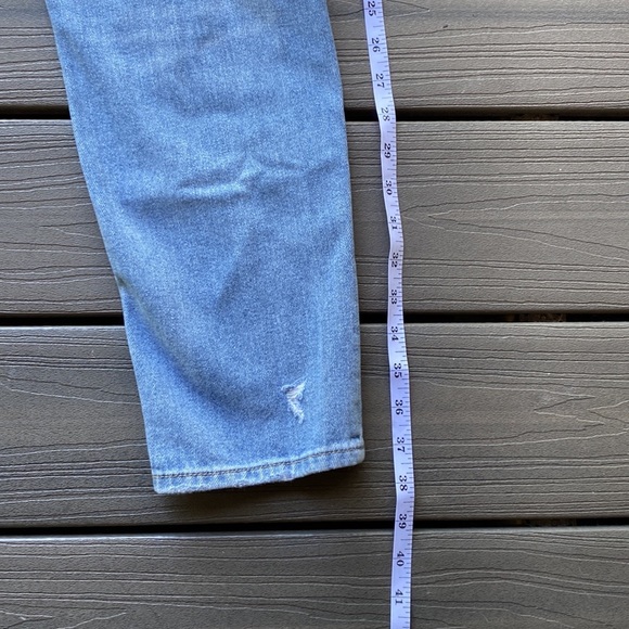 American Eagle Outfitters Mom Jean Light Wash Distressed Jeans size 6 Regular - Picture 9 of 10
